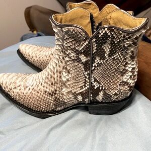 Snake look 1/2 in. Shorty squared heel boots